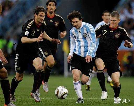 随着阿根廷夺冠，球王梅西的历史地位应如何评价？