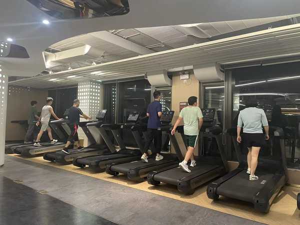 委员谈「爱你老己」，强调并非简单的吃好穿好，普通人在生活中究竟如何做到善待自己？