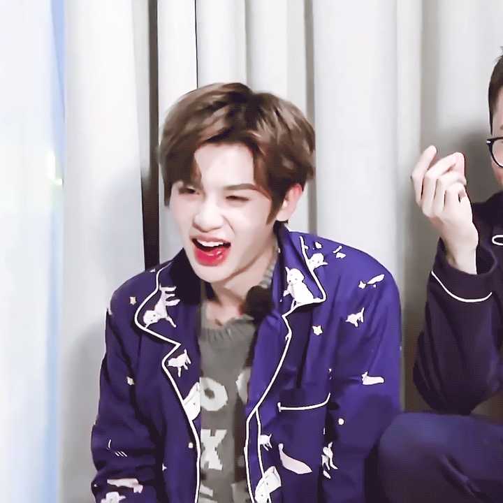 有没有黄明昊泰菲笑的图片