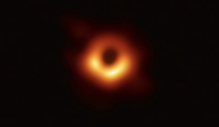 视界面望远镜拍到的 M87 星系中心黑洞照片