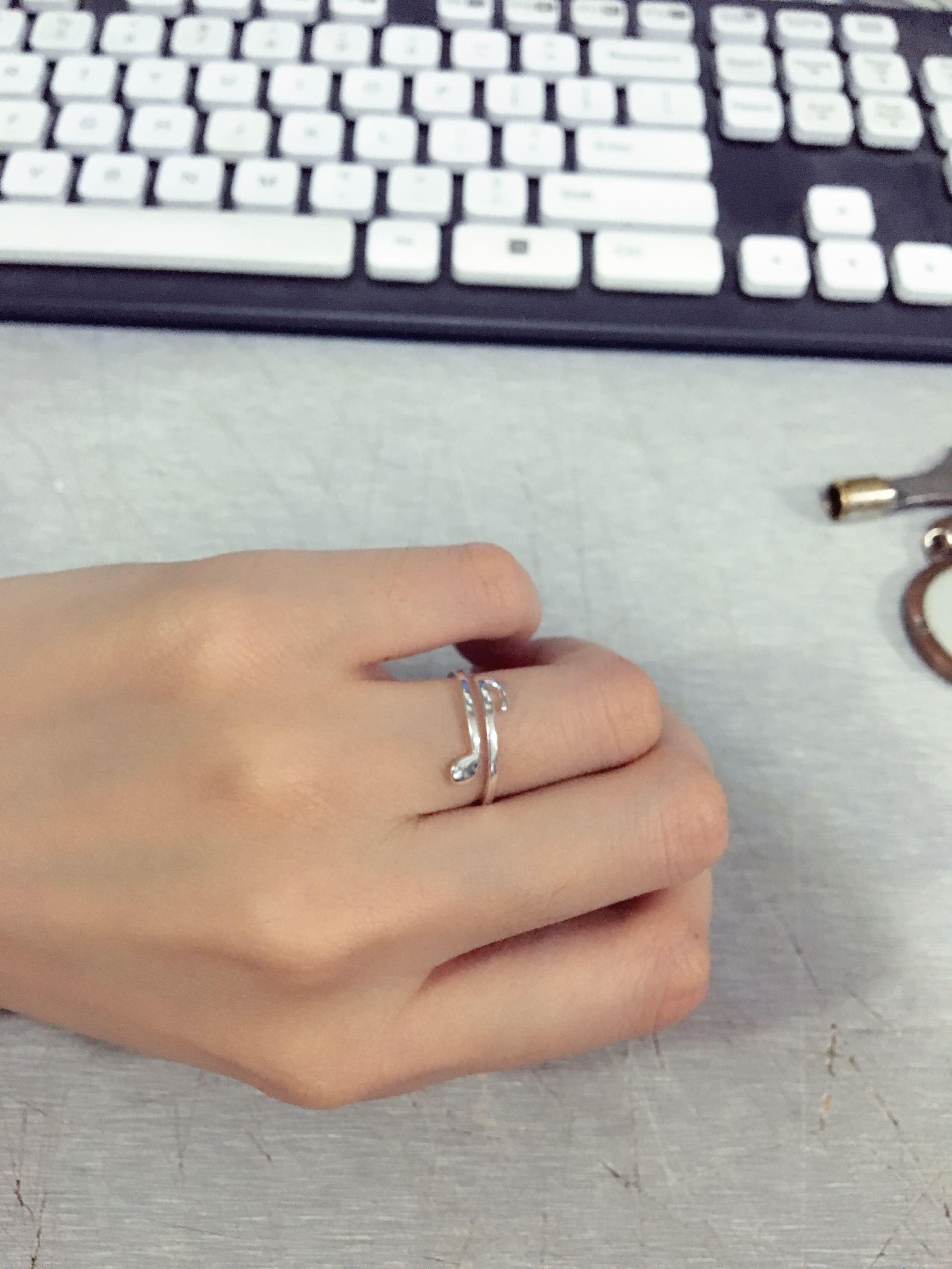 女生右手戴戒指的含义 右手戴戒指的说法 – 我爱钻石网官网