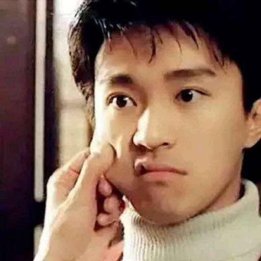 周星驰穿白毛衣被捏脸照片出自何处?