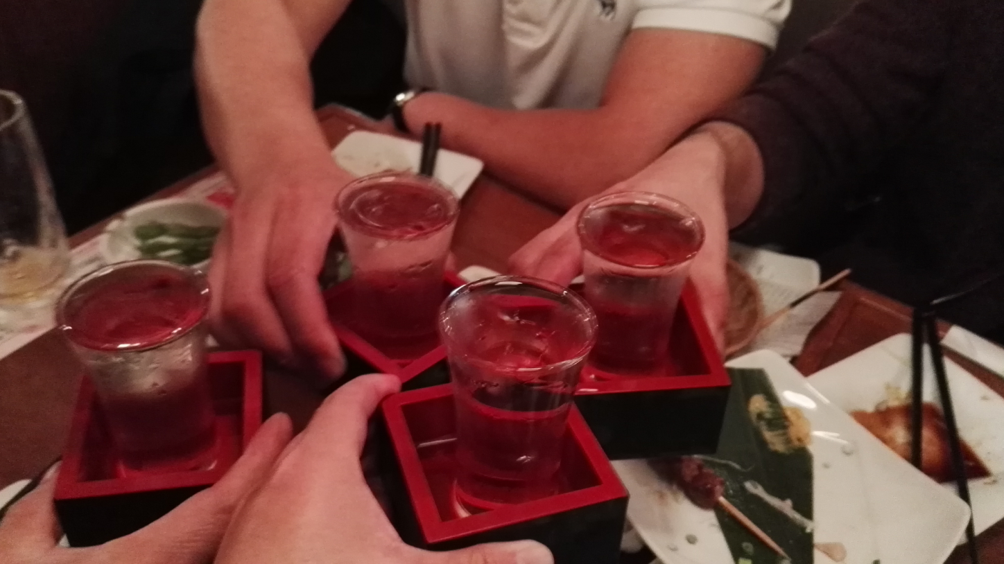 日本清酒倒酒时为什么要把酒倒满甚至溢出?