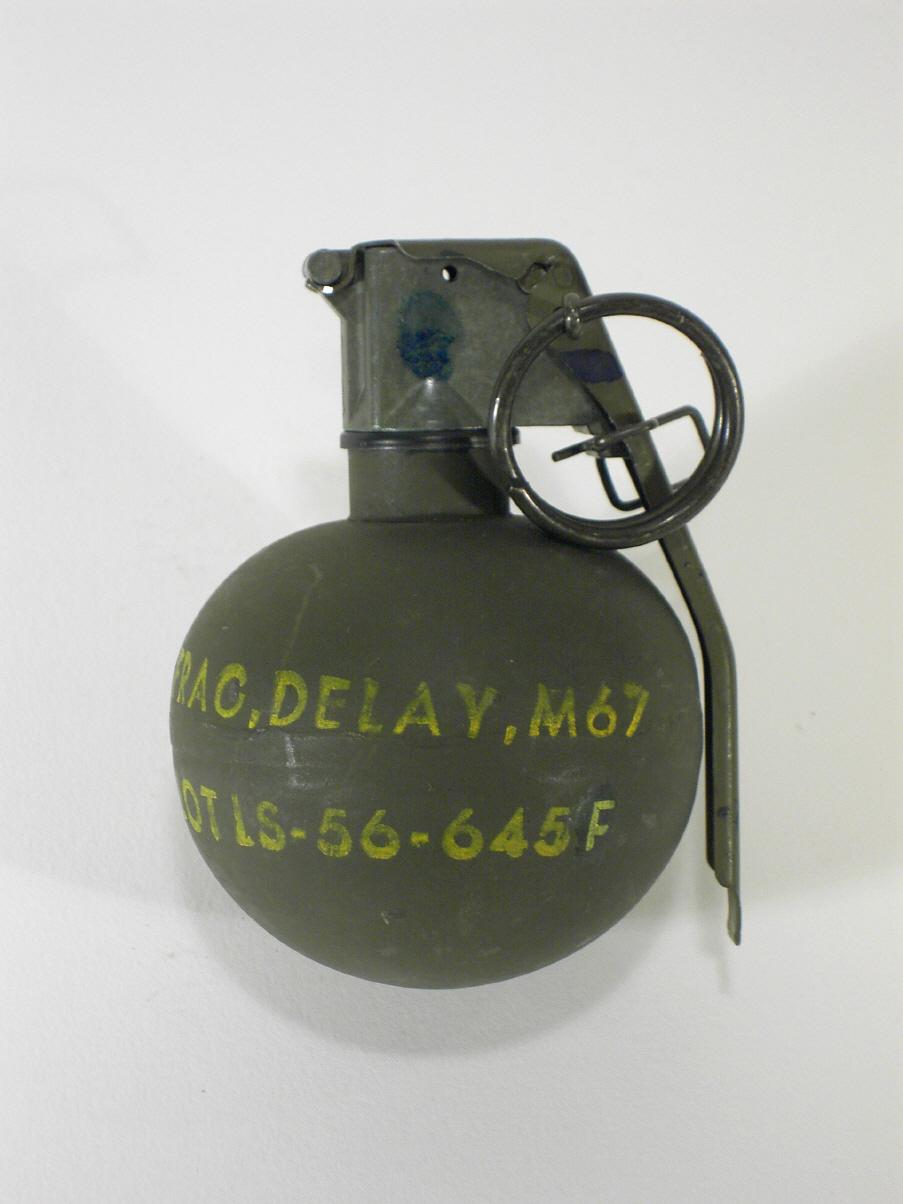 m67式防御型手榴弹下图为防御手榴弹是士兵躲在战壕或者工事里面进行