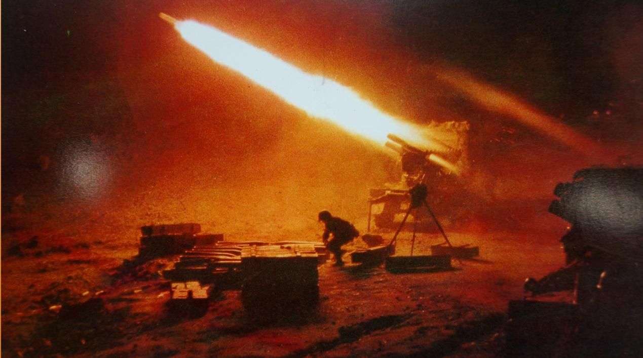 越军夜袭松毛岭，解放军大炮猛轰潜伏地，结果很蹊跷：没动静