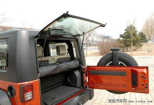 SUV(或越野车)的侧开式尾门设计成左侧开启或是右侧开启,是出于何种考虑? - 知乎