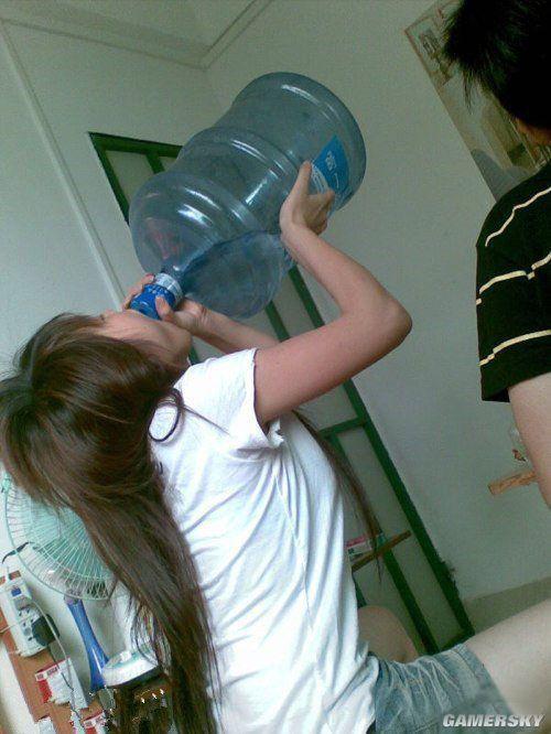 那些拧不开瓶盖的女生后来怎么样了