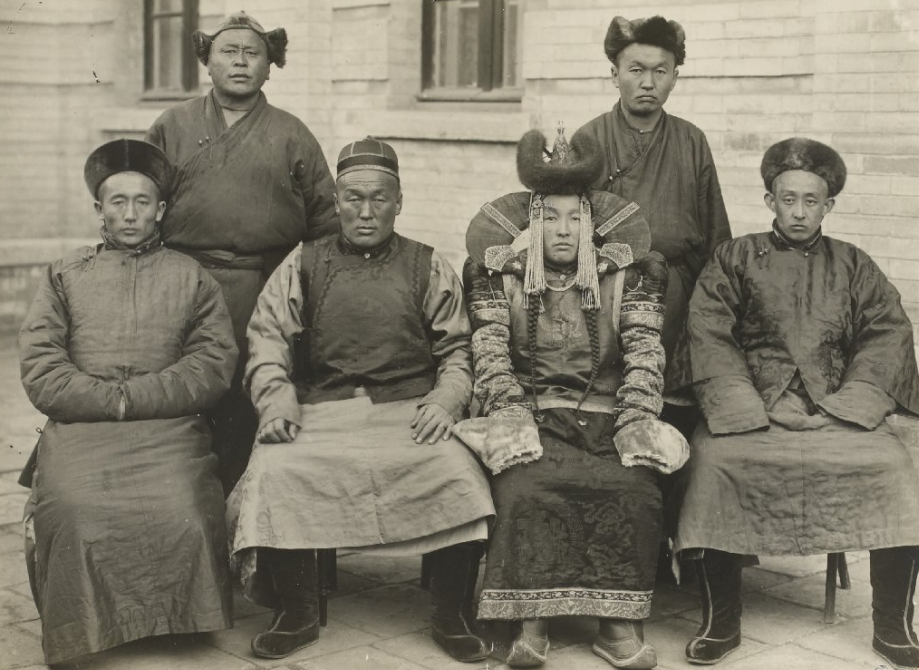 元朝画像中蒙古人服装是交领的而今天蒙古族服饰领子则接近于满族服饰