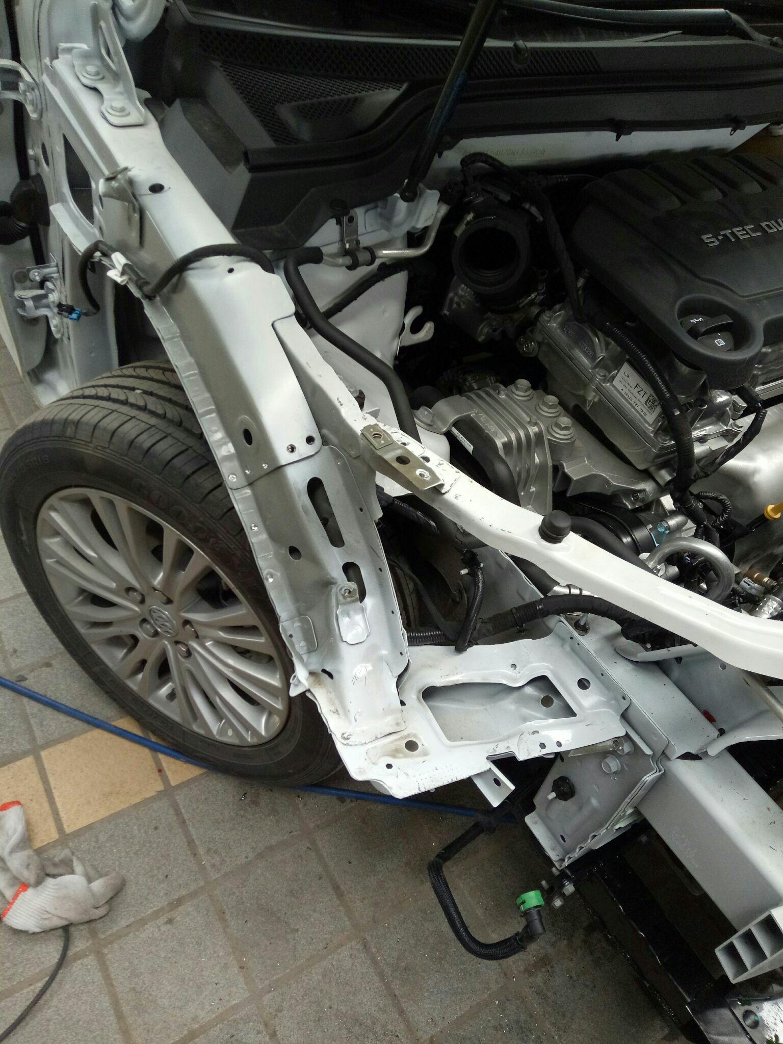 求懂车朋友看下撞成这样需要大梁整形吗