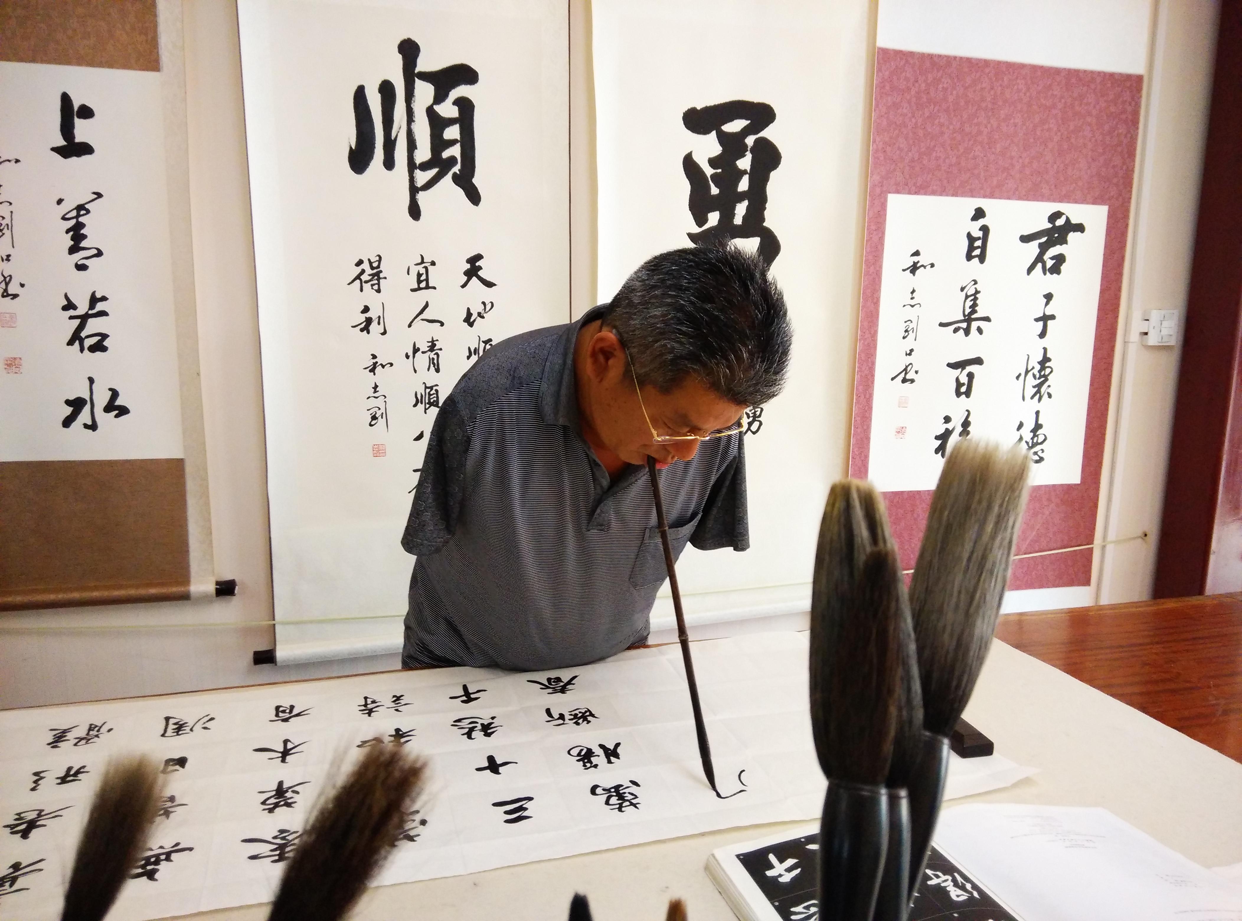学新闻的学生怎样可以约到名人进行人物专访？ - 知乎