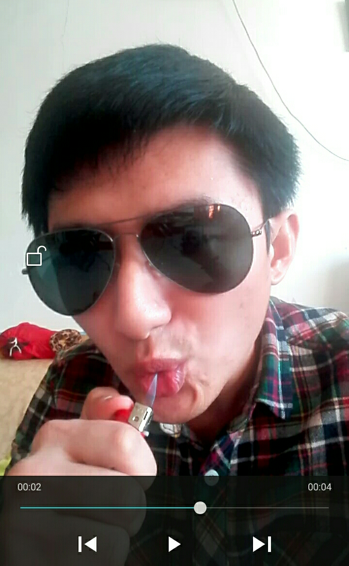 英雄本色2里周润发把燃烧的打火机火苗吸到嘴里是怎么做到的