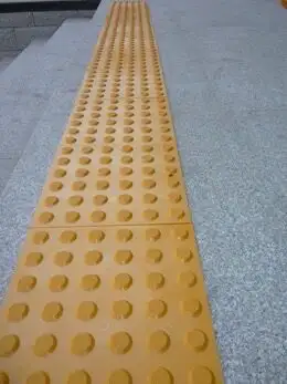 为什么城市中盲道的形状是条形和小圆点的