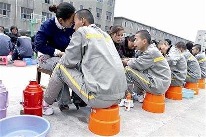 监狱中服刑的犯人的服装是什么颜色