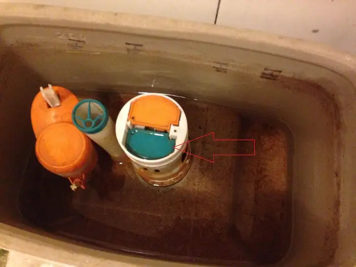 马桶水箱一直注水漏水怎么办（水箱漏水的解决方法）