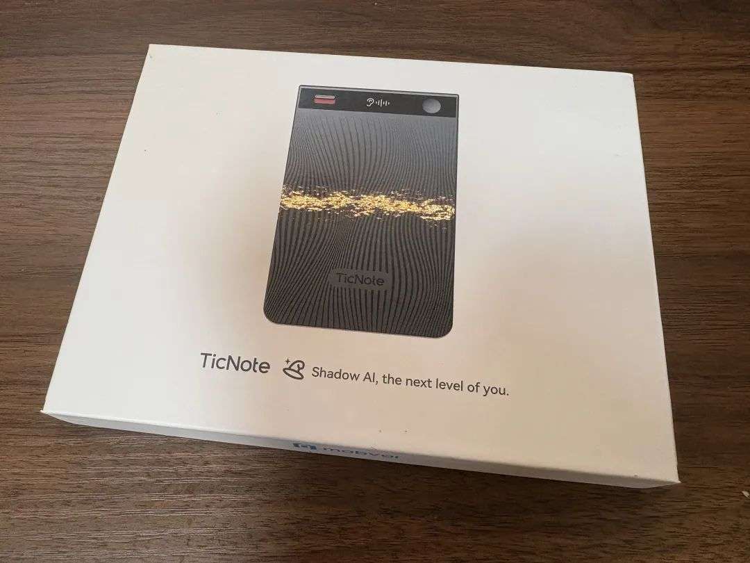 被iPhone逼急了，我决定花1499买了个AI录音卡片。