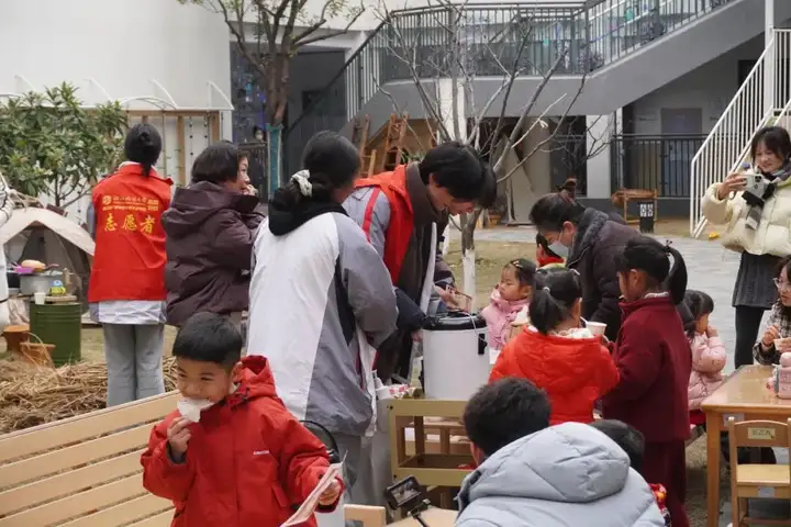 浙江省广播电视中等专业学校学子参与塘栖第一幼儿园元旦迎新游园志愿服务活动!(图4) 浙江省广播电视中等专业学校学子参与塘栖第一幼儿园元旦迎新游园志愿服务活动!(图4)