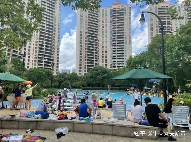 小区会所常被宣传为高档象征，为何后期多面临闲置或亏损，对业主有何影响？