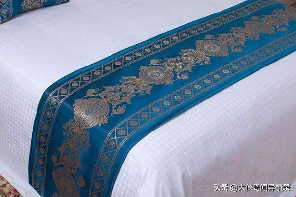 酒店床上一条长条布有什么用（床尾巾情侣不为人知的用途）