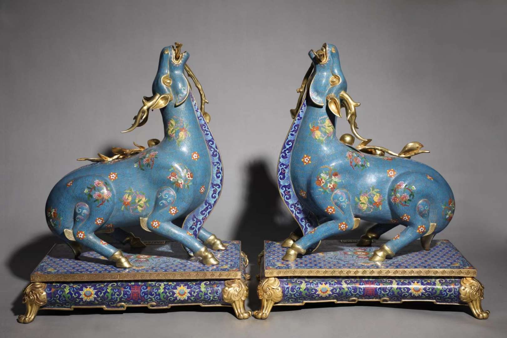 难得糊涂 的想法: 清 精铸铜胎景泰蓝掐丝珐琅衔桃鹿摆件 一… - 知乎