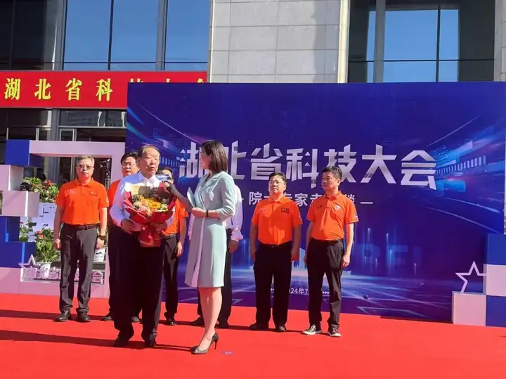 科学家走红毯！立得空间创始人兼首席科学家李德仁出席湖北省科技大会