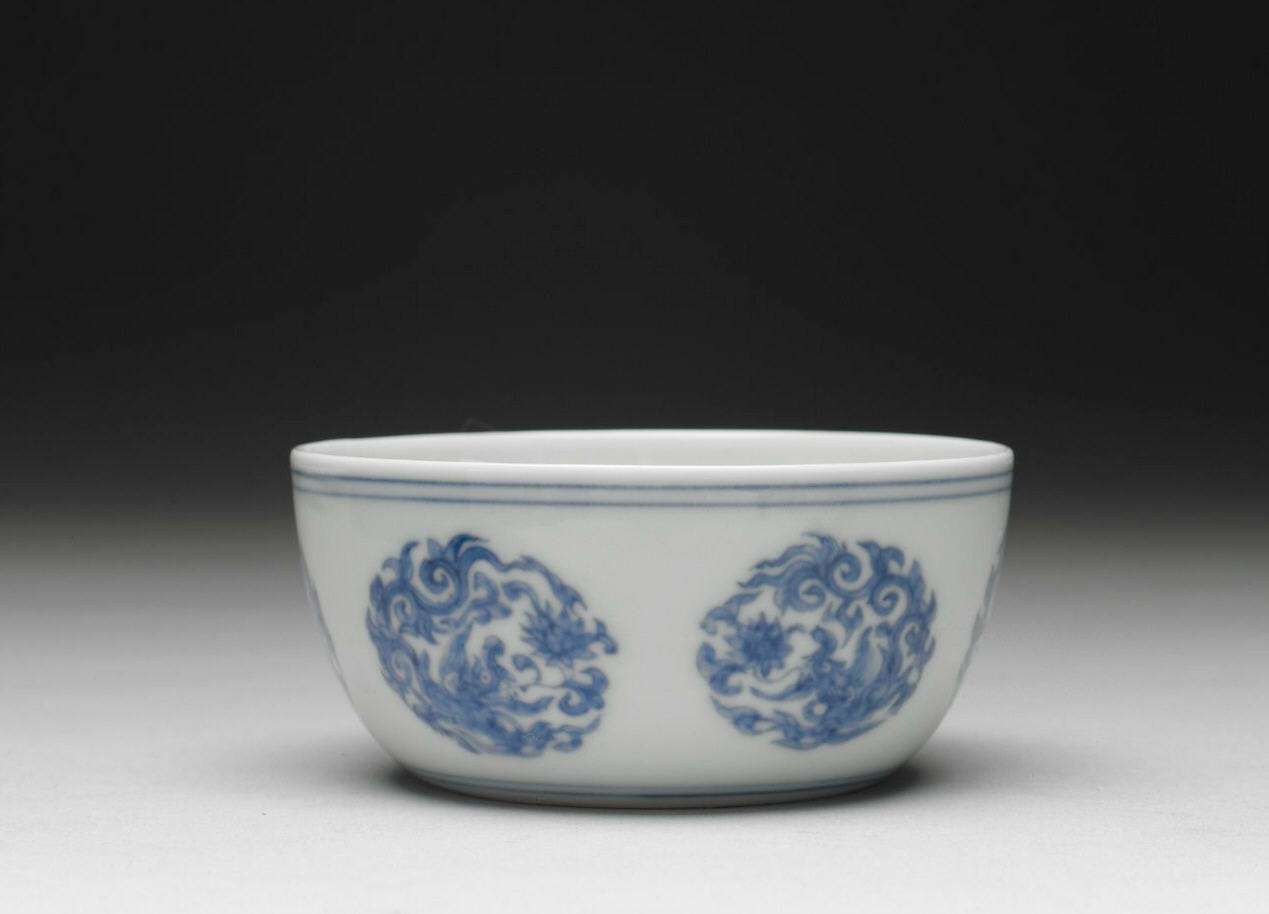 心中即天下 的想法: 明成化青花团夔龙纹杯,高3.9厘米,口径8… - 知乎