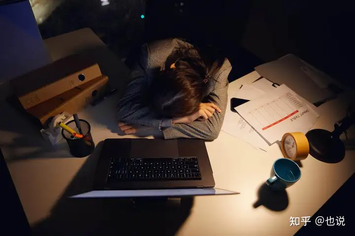 造成职场人睡眠质量差的原因是什么，在改善睡眠质量方面，有哪些常见的误区？