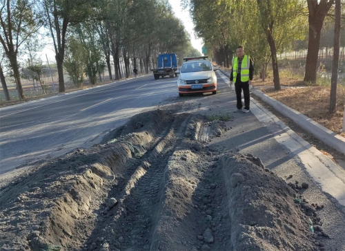 齐河公路分中心迅速清理路面洒落物