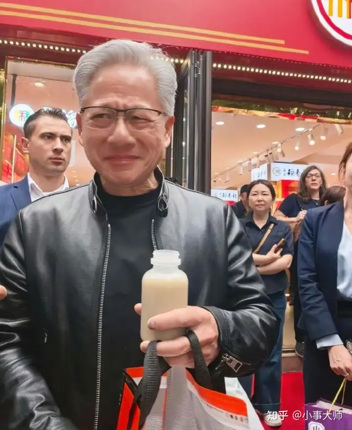 访华期间，黄仁勋为何一直顶着30℃的高温穿着皮夹克？