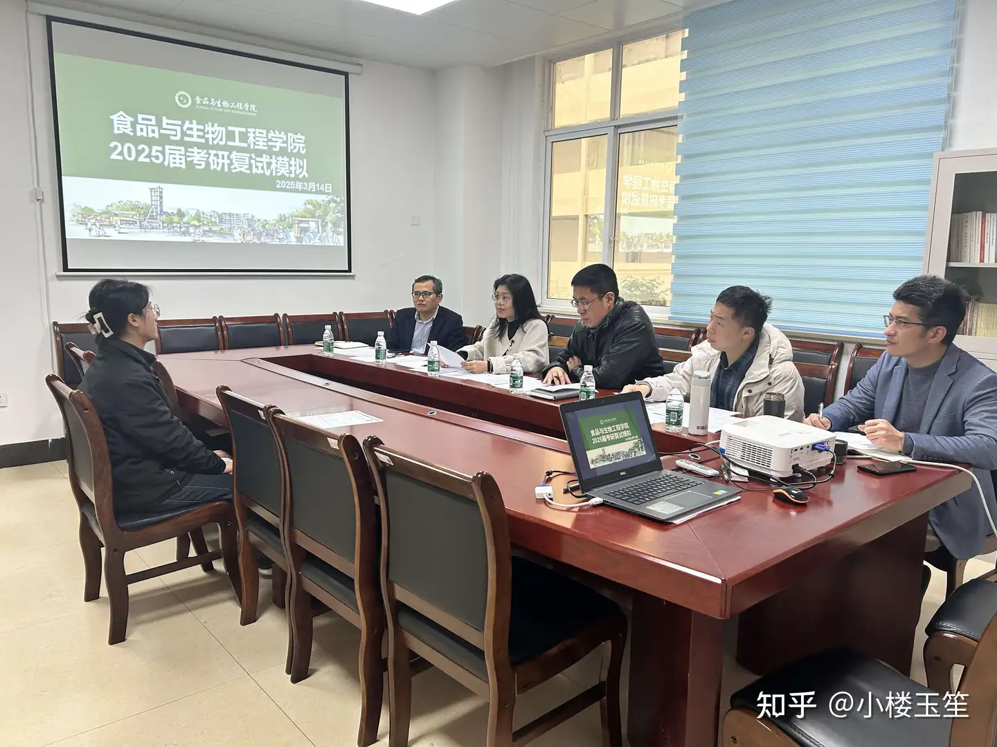 考研复试中初试权重不低于50%，面试为必要环节，不少高校引入企业专家作为评委，这反映了哪些趋势？