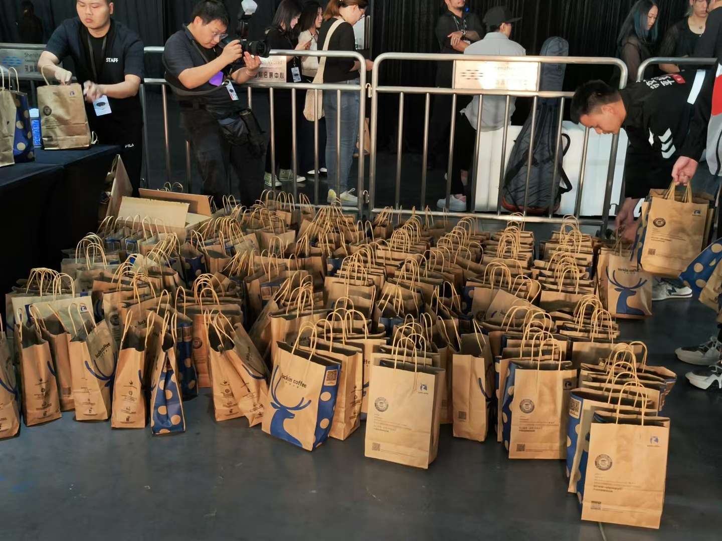 AI生成快捷指令，苹果AI最有用的一集来了，然并卵？