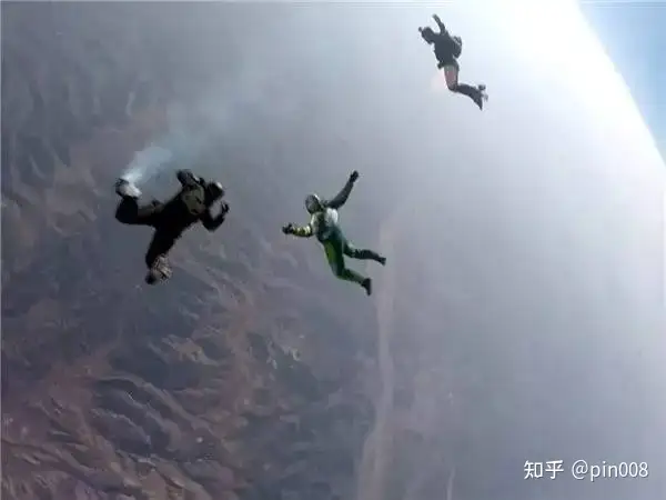 一个人从万米高空坠落，落在100米厚的棉花上，棉花能起到缓冲作用吗？