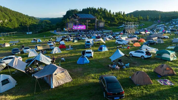 21℃清涼空間躺平 重慶仙女山音樂季開啟“影院式”露營