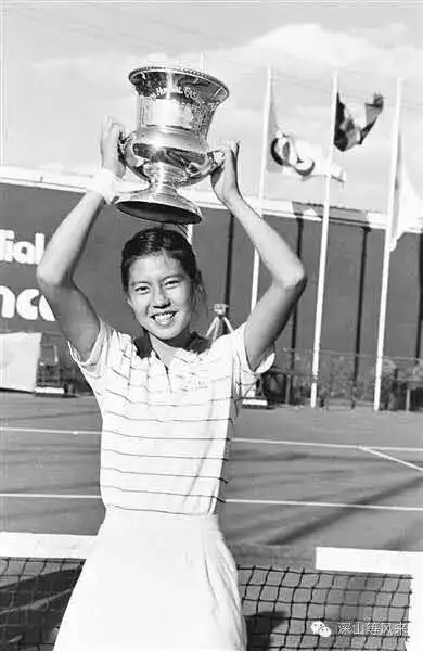 关于胡娜1982年叛逃,新中国允许合法移居国外是从哪一年开始的?