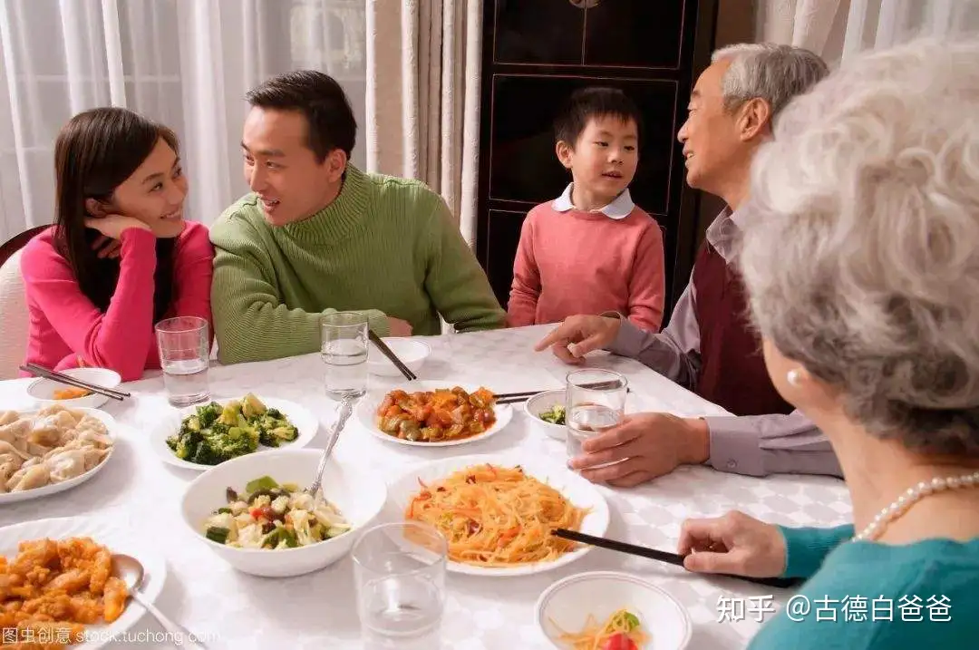 很多人说不要在吃饭时教育孩子，你会如何选择教育孩子的时机和场景？