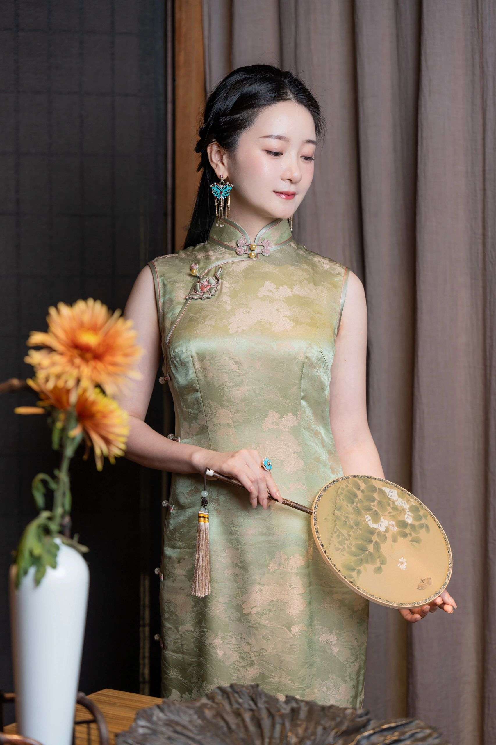 雨中漫步 的想法: #美女图片 美女身穿绿色苏绣旗袍,充分体… - 知乎