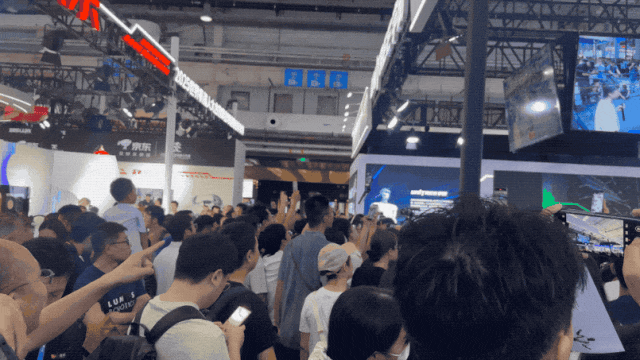 哇塞，今天北京被机器人人人人人塞满了！