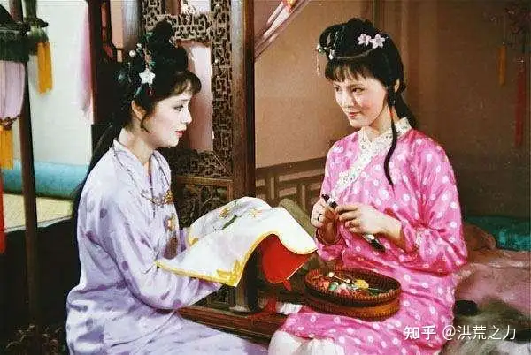 《红楼梦》第三十六回，宝钗在宝玉午睡时给宝玉绣肚兜的行为是否不合规矩？