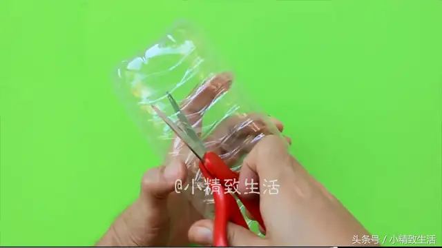 矿泉水瓶废物利用手工制作（废弃矿泉水瓶子的用处有哪些）