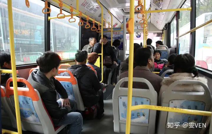 为什么现在各大城市、城镇公交车越来越少人搭乘？