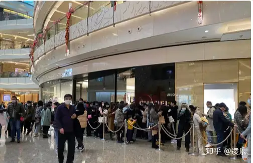 受 LV 将涨价消息影响,国内多家专卖店门口大排长龙,网友吐槽「买个包像在赶集」,哪些信息值得关注? 受 LV 将涨价消息影响,国内多家专卖店门口大排长龙,网友吐槽「买个包像在赶集」,哪些信息值得关注?