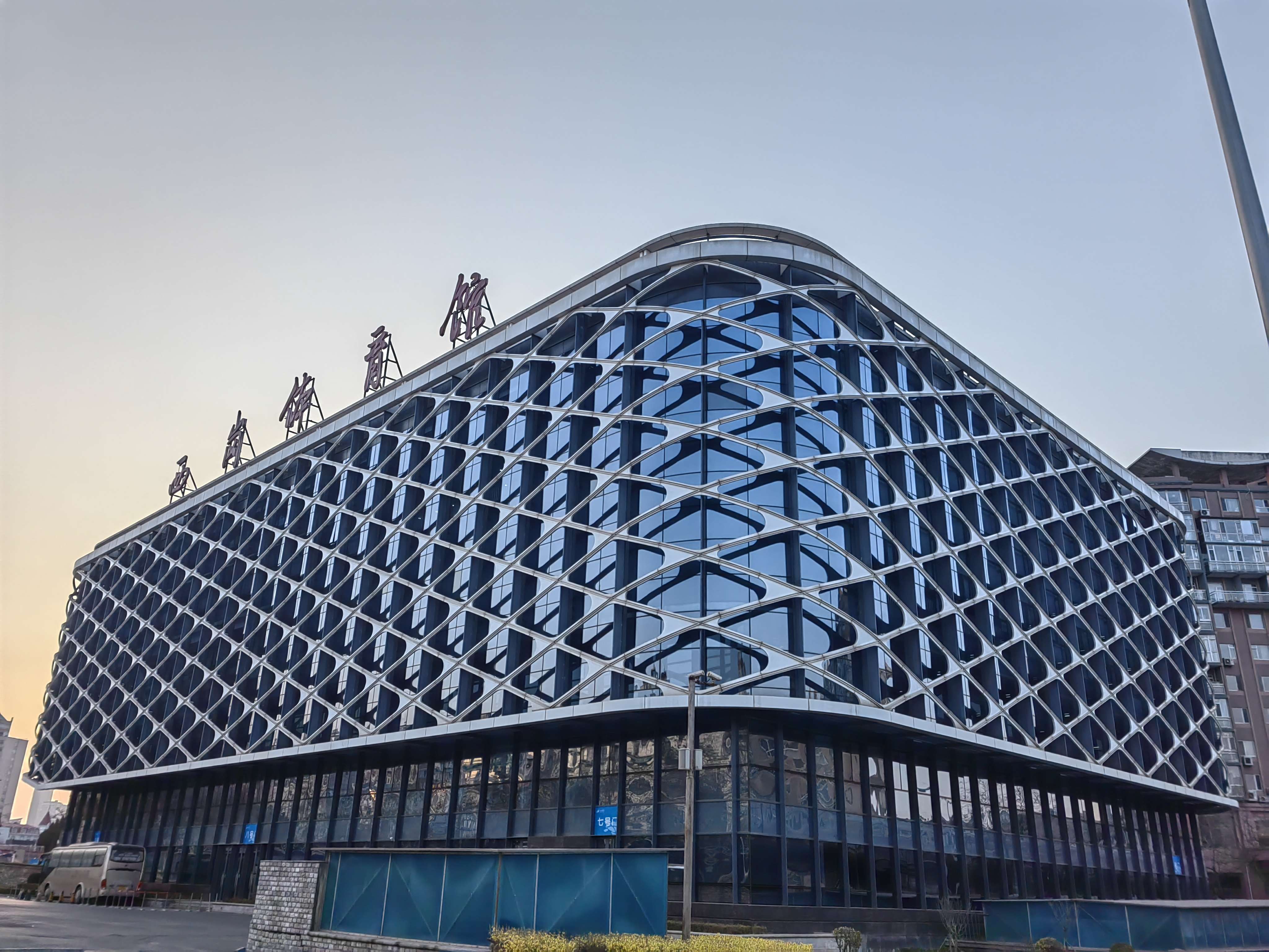 justin白 的想法: 晨曦中的西岗体育馆,早安大连 - 知乎