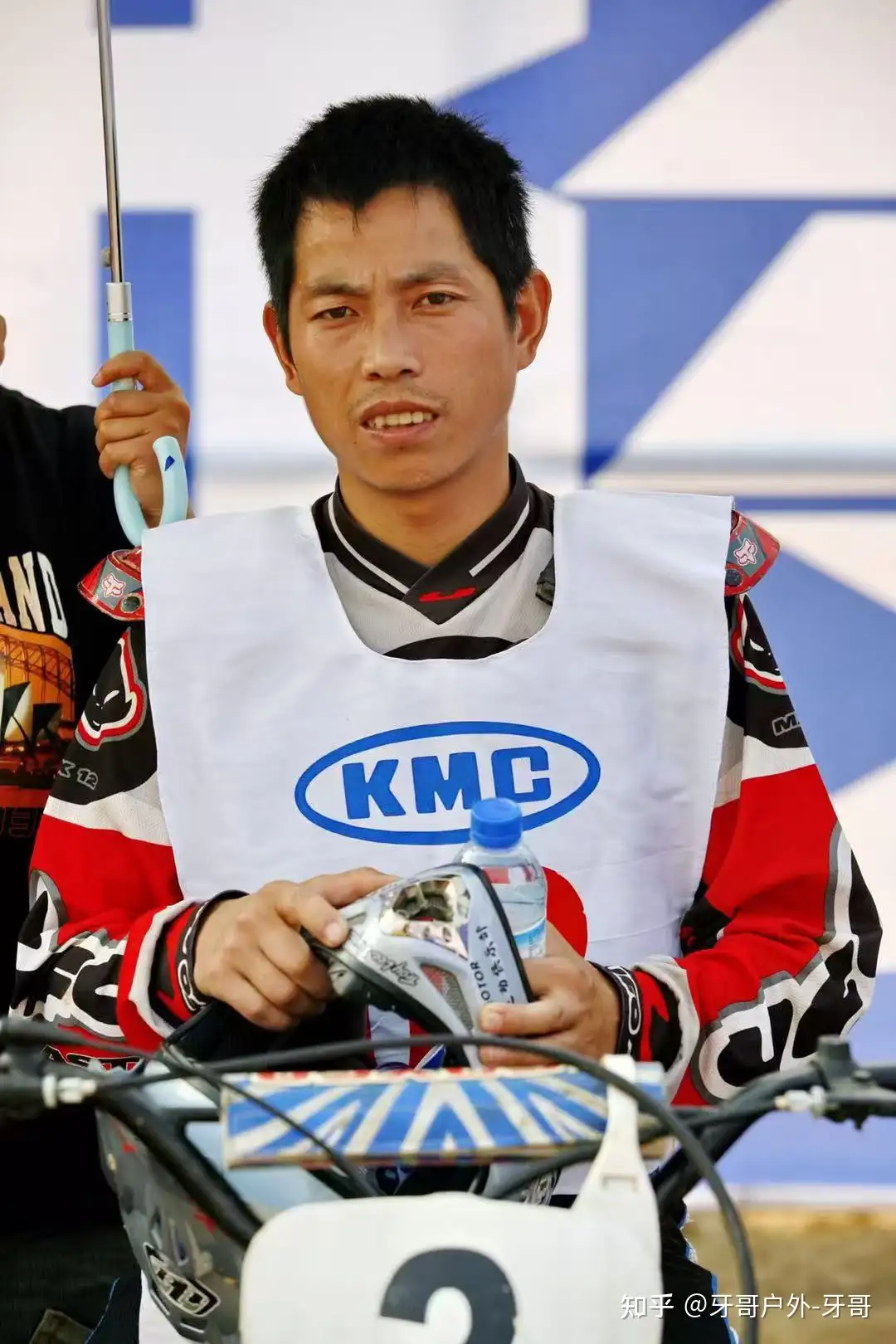 张雪师父「牙哥」说曾因缺钱陷入绝境，而张雪夺冠救了自己的飞机梦，如何看待两人为梦想「死磕」的坚持？