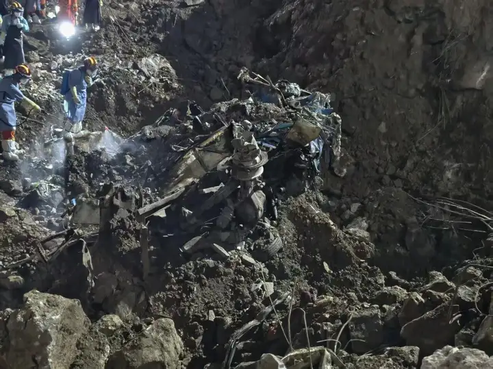 重庆彭水山体崩塌灾害救援现场发现失联客运中巴车残骸、人体残骸，正检测 DNA，哪些信息值得关注？