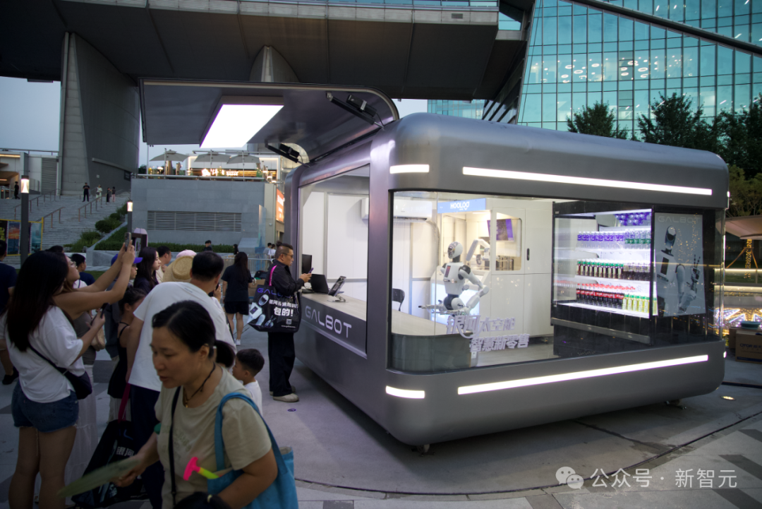银河通用WRC首发英伟达Thor，银河太空舱世界首创城市级机器人应用