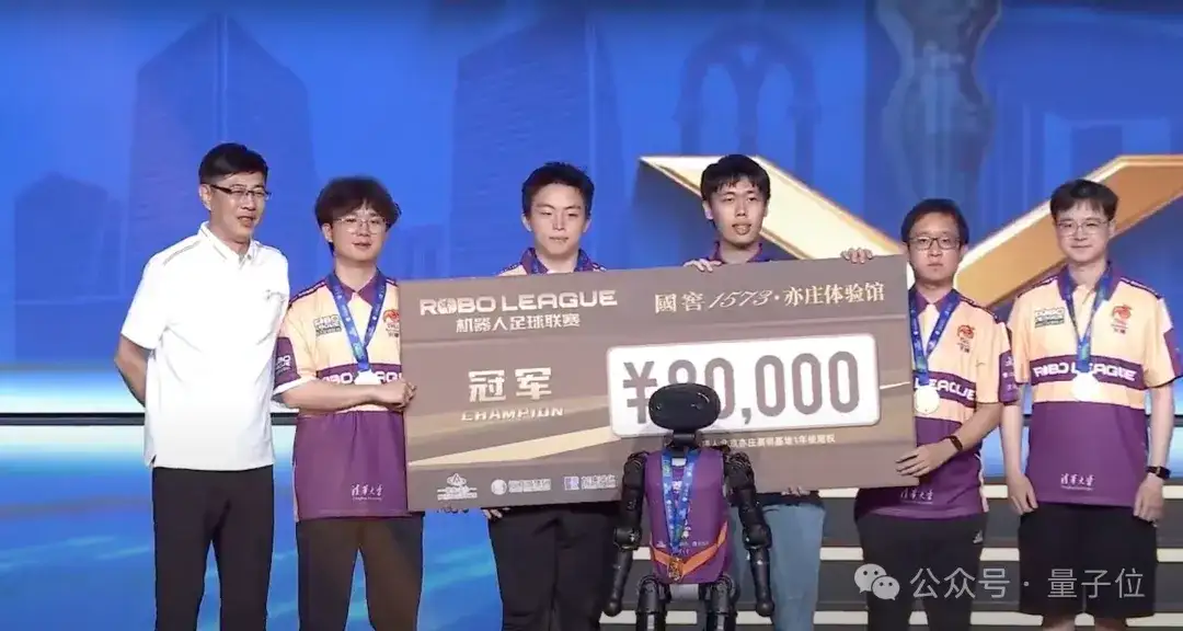 首届国产机器人足球赛，最忙的是担架