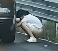 女的高速堵车尿急怎么办?