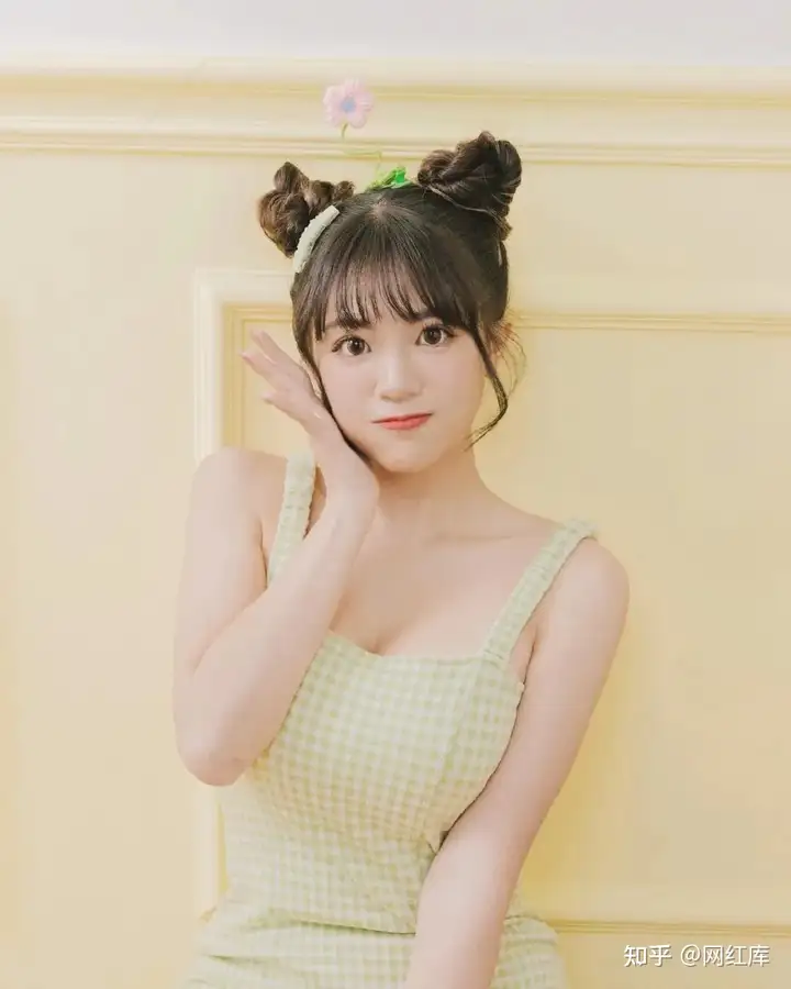 INS: 19岁啦啦队女神弹琴美胸占据半个屏幕 Facebook-第10张