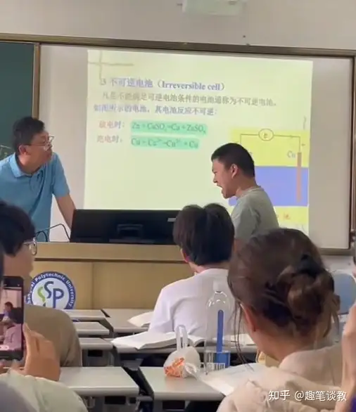 如何看待上海第二工业大学学生课上「暴走」？