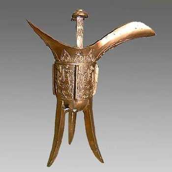 古代贵族用的青铜酒杯在最初锻造出来的时刻应当是什么色彩？