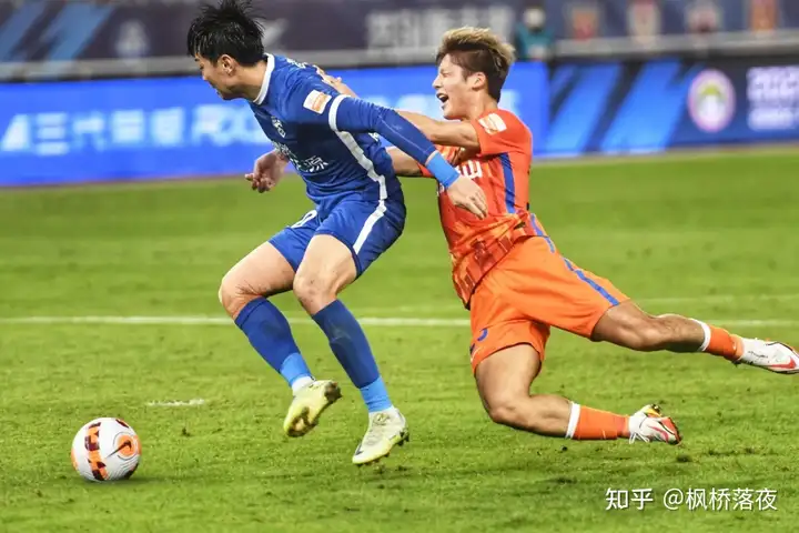 11 月 21 日中超联赛，成都蓉城 2-1 击败了山东泰山，如何评价双方的赛场发挥？